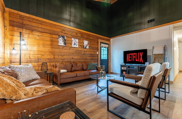 Charming Log Cabin Retreat - Minutes from fly fishing!