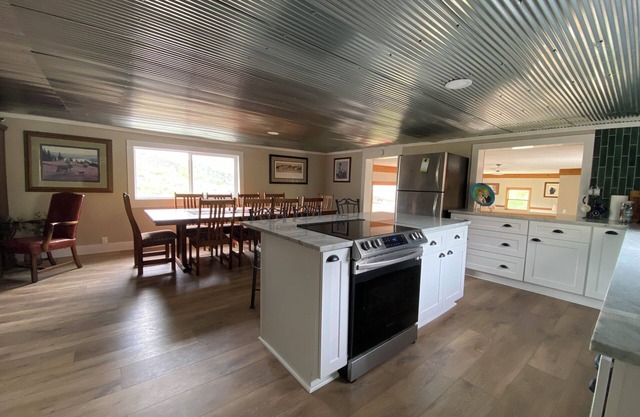 Charming log cabin above Riverside - perfect for your getaway