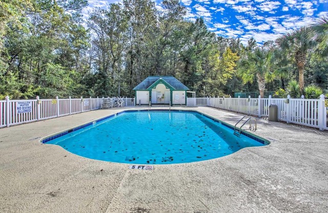 Charming Longs Condo about 30 Mi to Myrtle Beach!