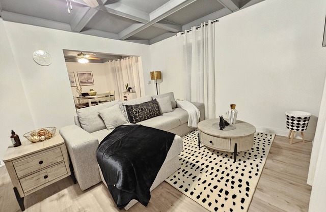 Charming, luxe, modern home near Naval base, Six flags, Casino, Gurnee Mills