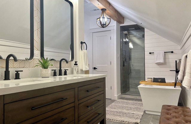 Charming Meadow Farmhouse on 1+ acre with Hot Tub, walk to Downtown, Renovated