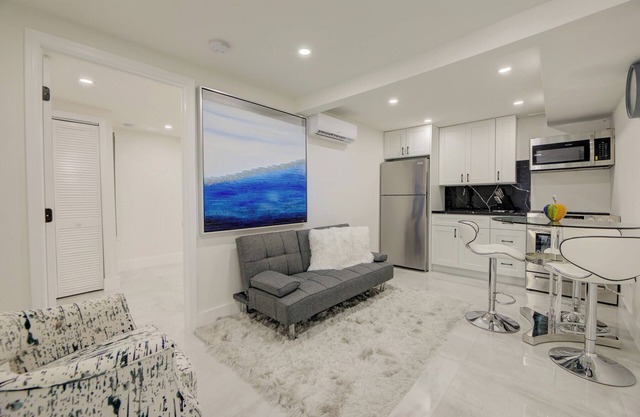 Charming Miami Design District Cottage 1BR/1BA- Free Parking- Hot Tub