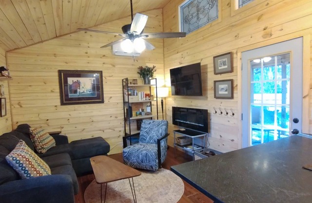 Charming NEW 2 BR Cottage, WiFi & Pet Friendly in Convenient Steele