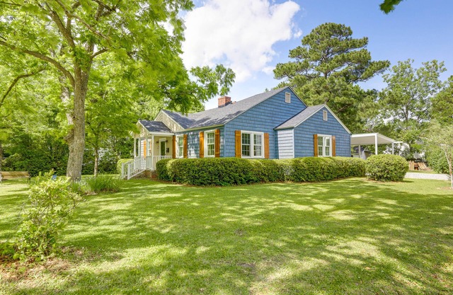 Charming New Bern Cottage w/Grill & Fire Pit!