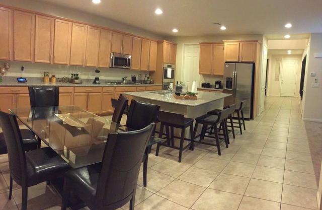 Charming new house Sleep up to 6 guests in Quiet Residential Home