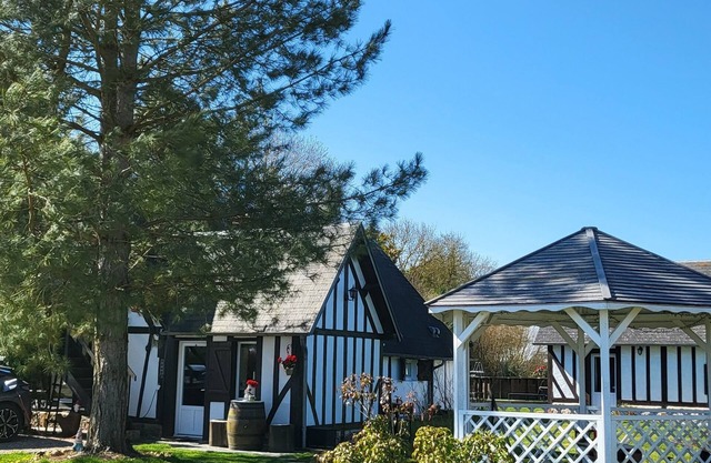 Charming Normandy-style guest cottage, pets welcome, enclosed grounds