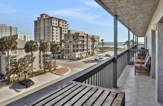 Charming ocean view condo with kitchen, balcony & beach towels - close to beach