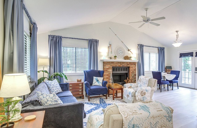 Charming Ocean Pines Home - 9 Mi to Beach!
