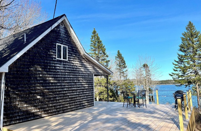 Charming ocean view cottage with WiFi, AC in beautiful Steuben