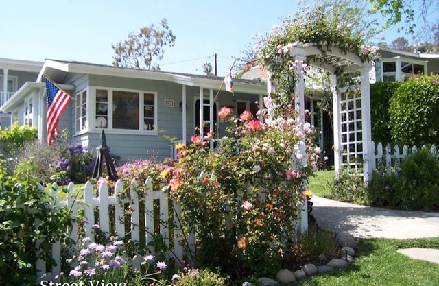 Charming ocean view cottage in desired N Laguna. Short walk to beach & town.