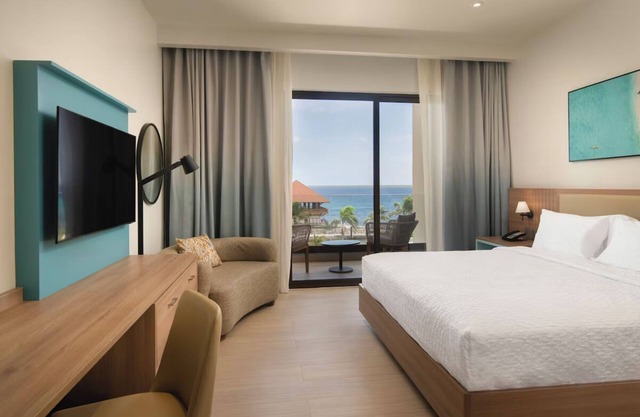 Charming Oceanfront Stay – w/Balcony, Outside Pool & Free Parking