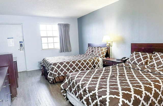 Charming Pet-Friendly Room with Ample Truck Parking and Private Bathroom