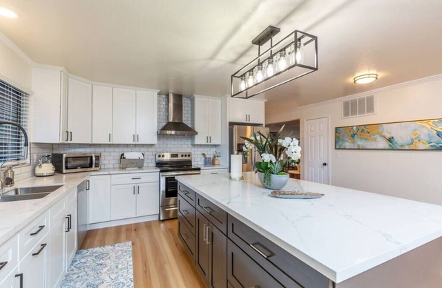 Charming Petaluma Retreat: Golf Course&Winery View