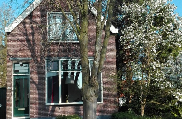 Charming pictoresque house with garden in quiet area, including cat care.