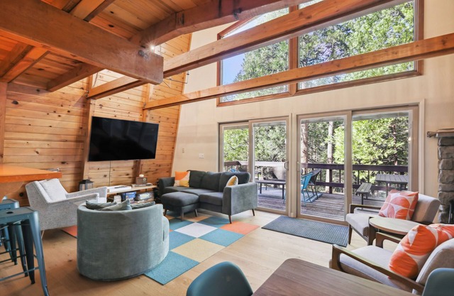 Charming Pinecrest Cabin w/Private Deck