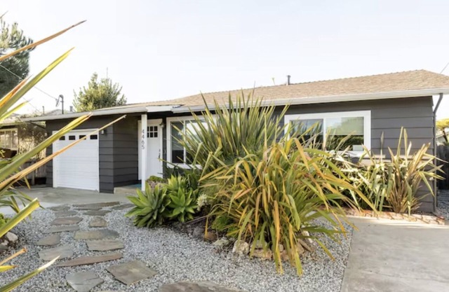 Charming Pleasure Point Home-1 Block from Private’s Beach w Hot Tub & Bikes