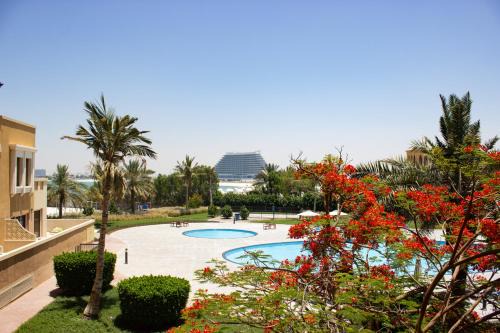 Charming Pool View Studio Retreat at Bab Al Bahr