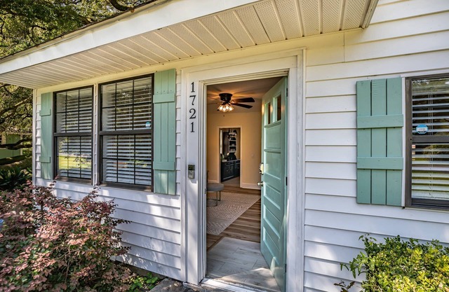 Charming Port Royal Cottage: Walk to Dining, 5 Min to Parris Island, Beach & Bike Trails!