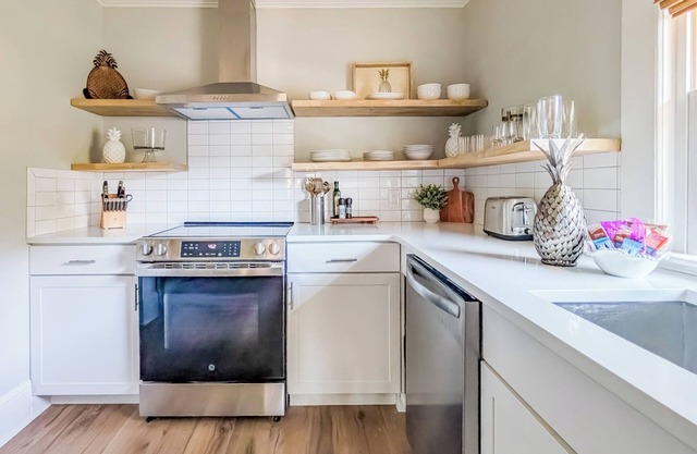 Charming Private 2nd Floor Suite Downtown