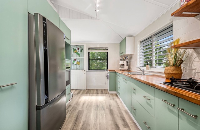 Charming Queenslander Retreat in Leafy Mundingburra – Private Upstairs Stay