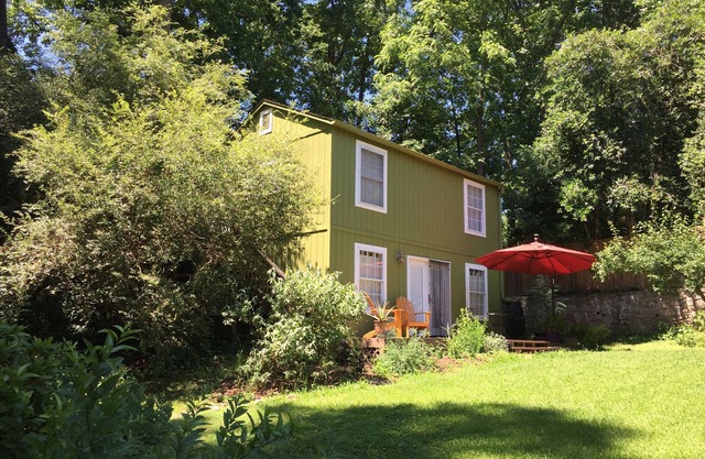 Charming & quiet 2nd floor carriage house 15 minutes from Atlanta.