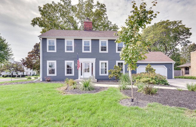 Charming Racine Home - Walk to Lake Michigan!