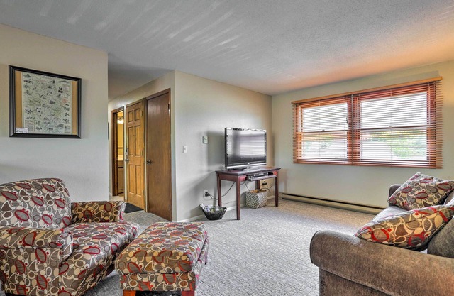 Charming Rapid City Apartment: Walk to Lake!