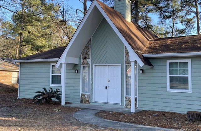 Charming remodeled home just minutes from golf and medical district