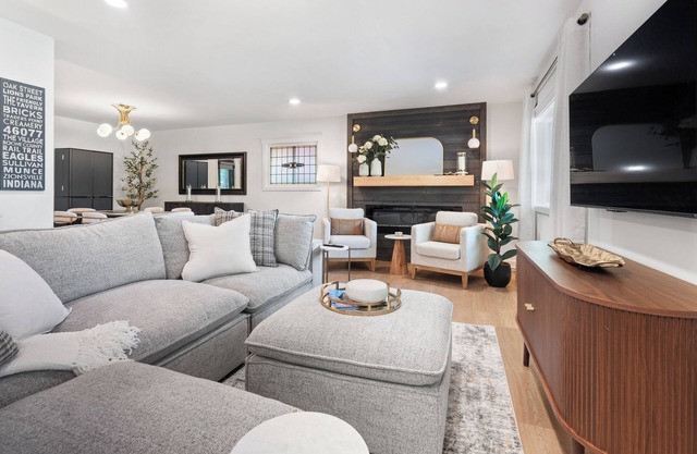 Charming renovated 2-bedroom home & study-Perfect for Big 10 Championship Dec 6!