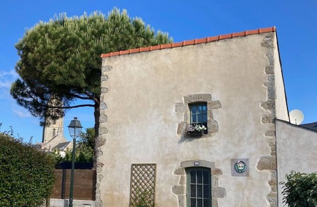Charming Renovated Cottage Near Beaches and Shops with Private Garden and Modern Amenities
