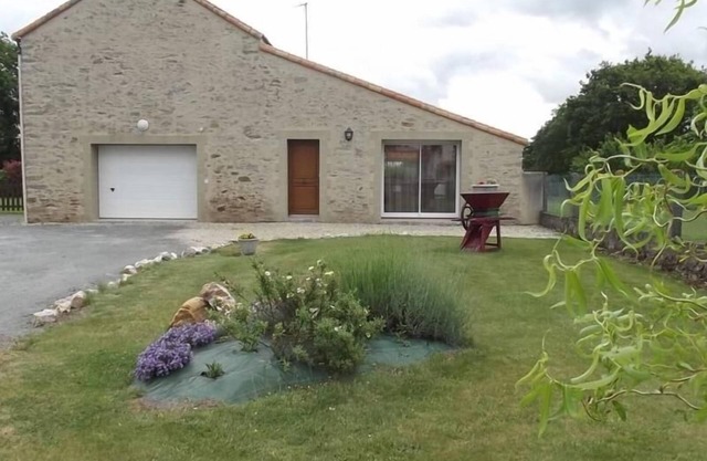 Charming Renovated Barn, Spacious Garden, and Ping-Pong Table in La Garnache