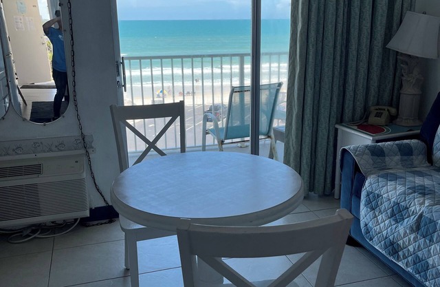Charming resort in Daytona Beach, Beautiful Oceanview with King size bed 517