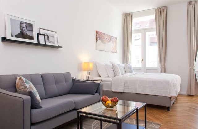 Charming river apartment, Castle view, Breakfast incl.