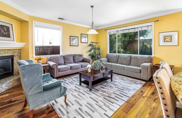 Charming River Oaks Retreat｜1st Floor BR｜Private Backyard｜Family-Friendly #140