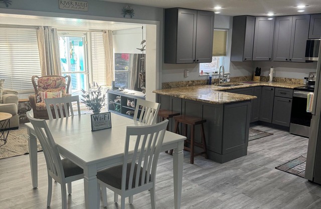 CHARMING Riverfront Cottage. FREE KAYAKS, CANOE & MORE