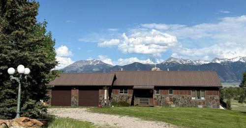 Charming Riverfront Guest House with Deck Overlooking Madison River, Near Ennis, Montana