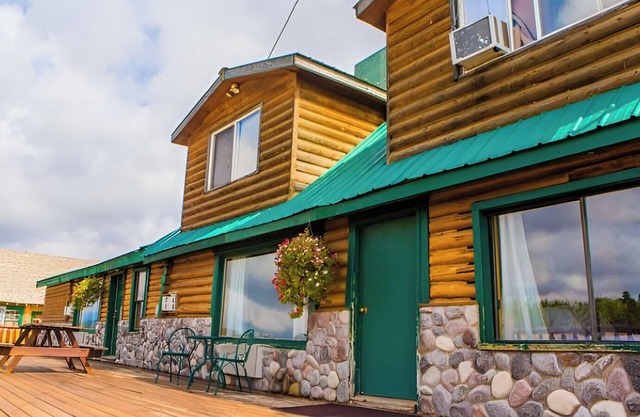 Charming Riverfront Bungalow - Just steps away from the River Bank!