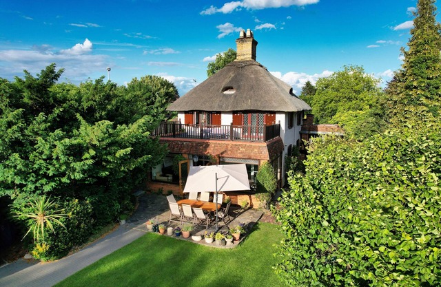 Charming Riverside Cottage - Ideal for Families & Groups, Pool, Gardens & River