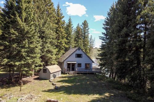 Charming Riverside Cabin with Deck Overlooking Madison River near Three Dollar Bridge in McAllister, Montana