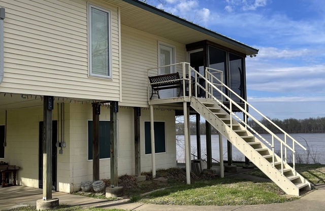 Charming Riverview Cottage with AC in Evansville