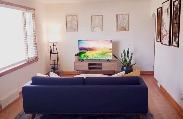 Charming Room in a shared house with AC in Camp Hill for a cozy getaway