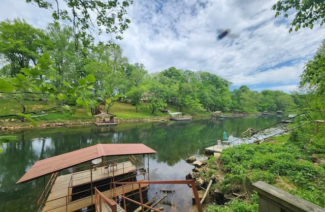 Charming & Rustic Cabin on the Little Red River!