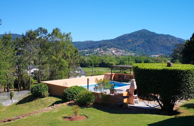 Charming Rustic Lodge with Pool and Lovely views. Walk to Tapas Bar and Beach.