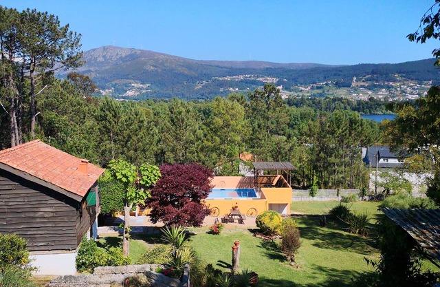 Charming Rustic Lodge with Pool and Lovely views. Walk to Tapas Bar and Beach.