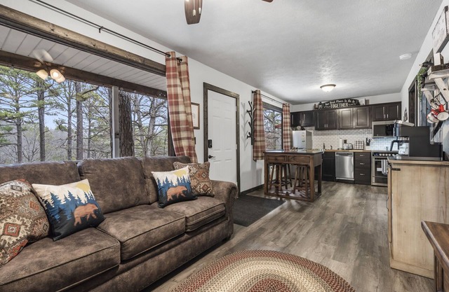 Charming Rustic Retreat - Hot Tub - Pool - Coffee - Fire Pit - 1 mile from SDC!