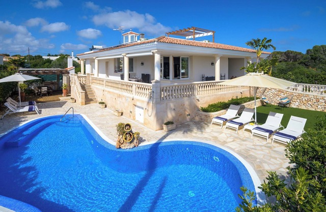Charming spacious villa, 200 m from the sea, swimming pool, garden, AC, wifi.