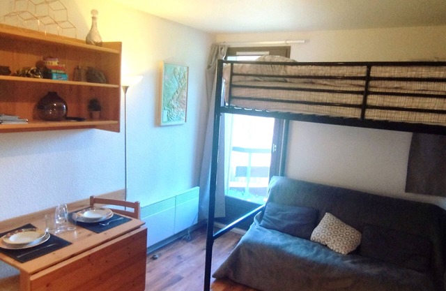 Charming studio on 5th floor near hiking trails and aquatic center!