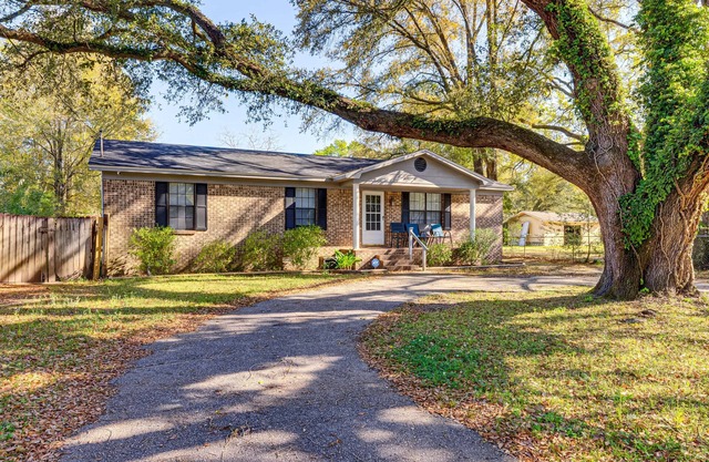 Charming Satsuma Home ~ 14 Mi to Mobile!
