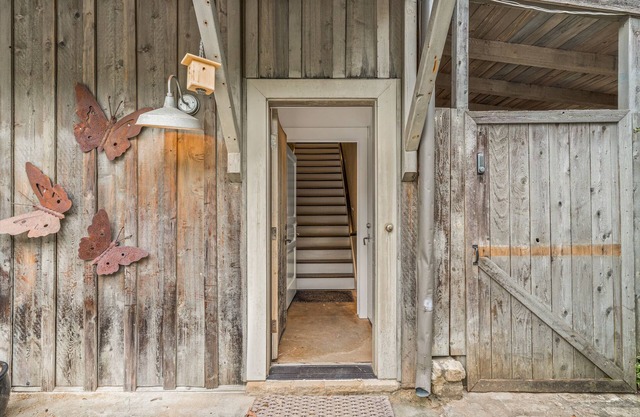 Charming Serenbe Carriage House