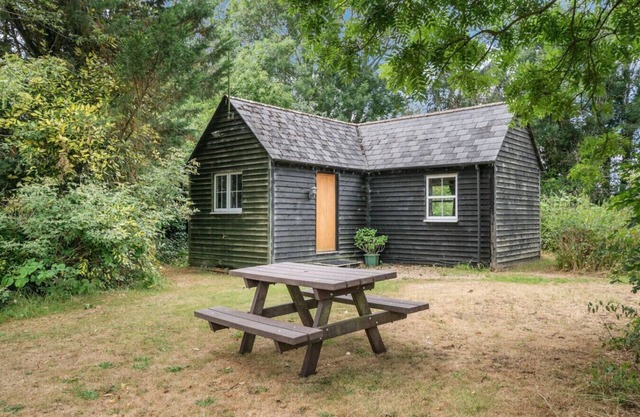 Charming single-storey hideaway with garden access, perfect for couples